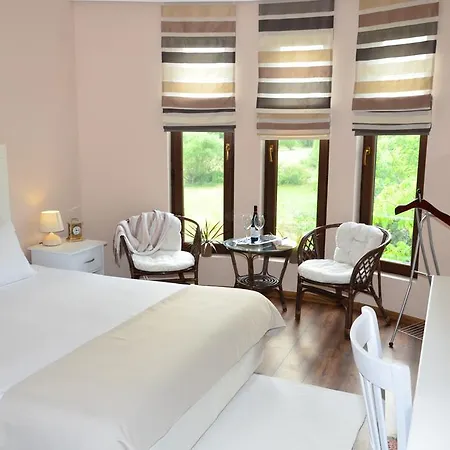 Fields Guest house Garmen